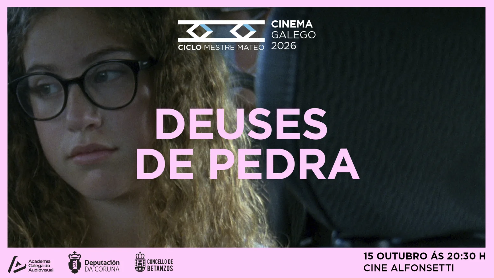 Imaxe promocional de «Deuses de pedra»: unha moza de pelo rizado e lentes mira cara a un lado. Proxección o 15 de outubro ás 20:30 h no Cine Alfonsetti.