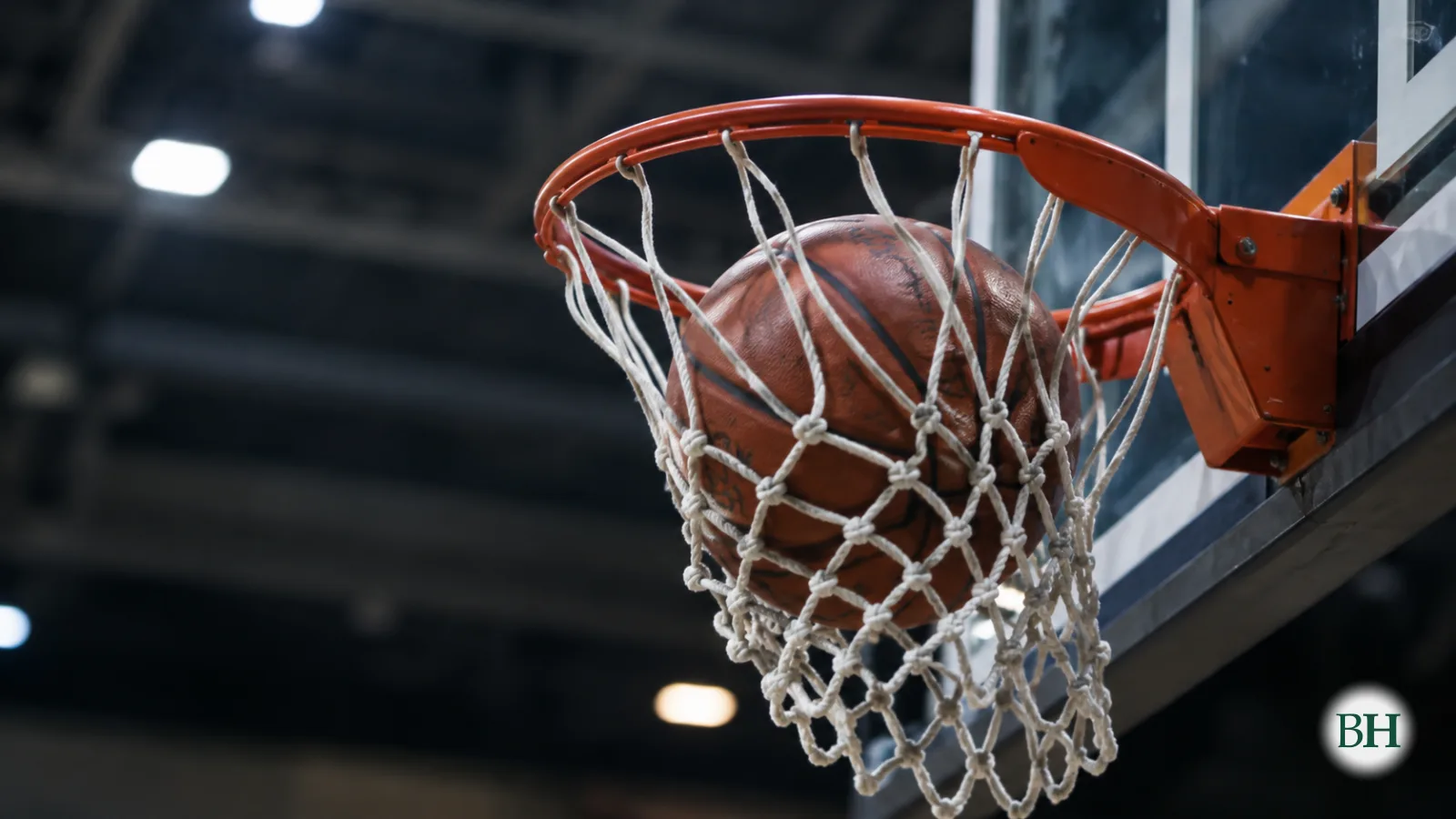 Ilustración xerada con intelixencia artificial. Primeiro plano dun balón entrando nunha canasta de baloncesto.