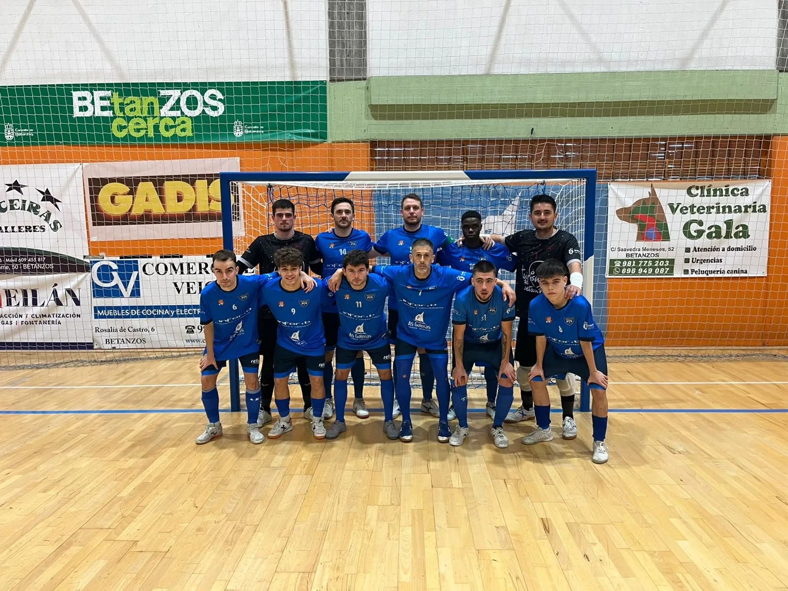 O primeiro equipo do Troula Betanzos FS, de azul, posa diante dunha portería do pavillón Tocayo de Betanzos.